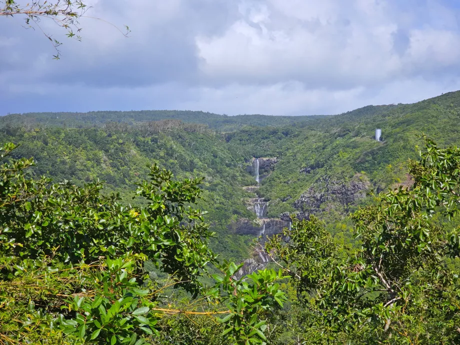 Καταρράκτες 7 Cascades, θέα από μακριά
