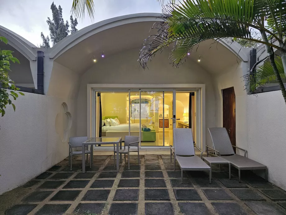 Εξωτερικό καθιστικό μπροστά από το δωμάτιο