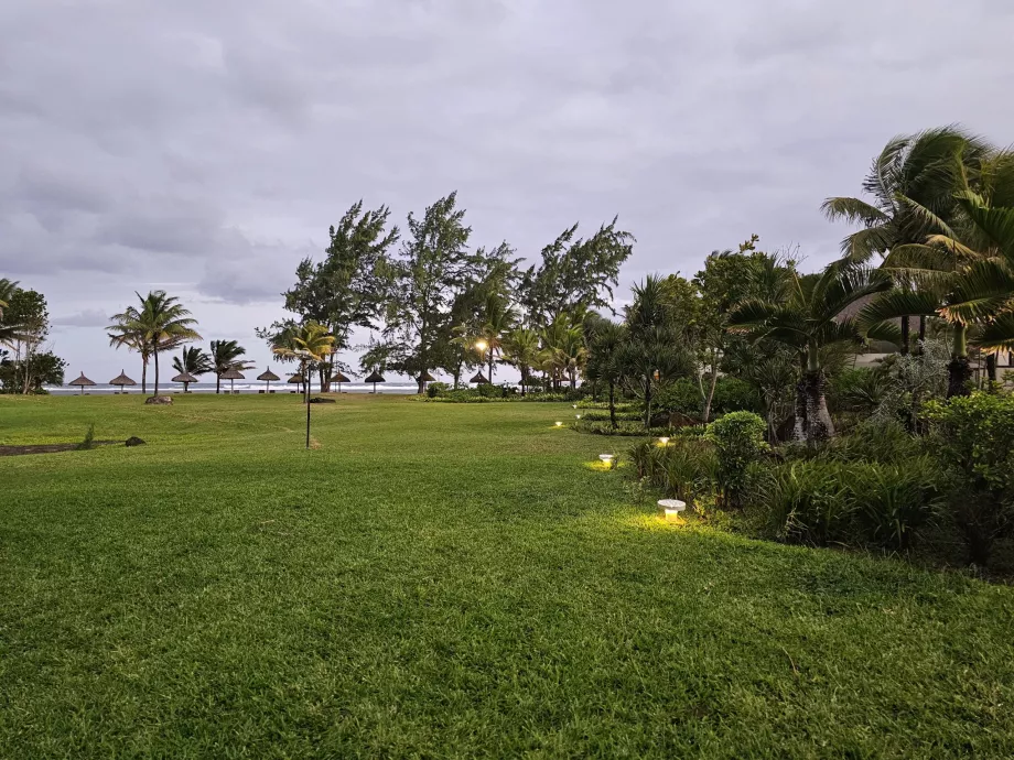 Πάρκο μεταξύ των δωματίων και της παραλίας