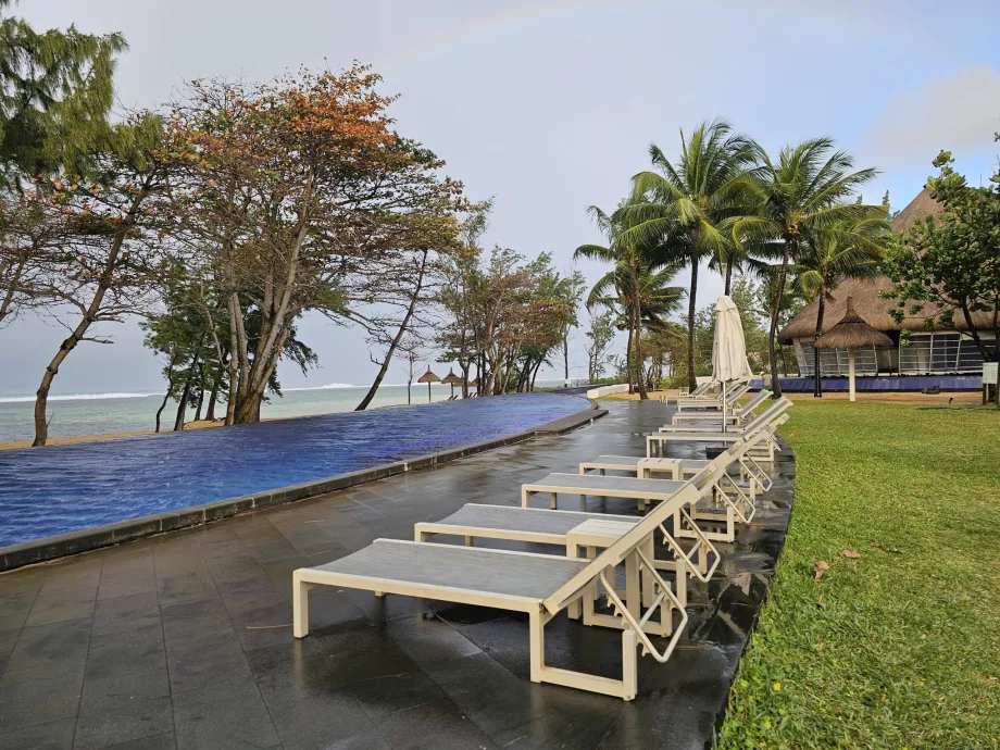 Ξαπλώστρες δίπλα στην πισίνα