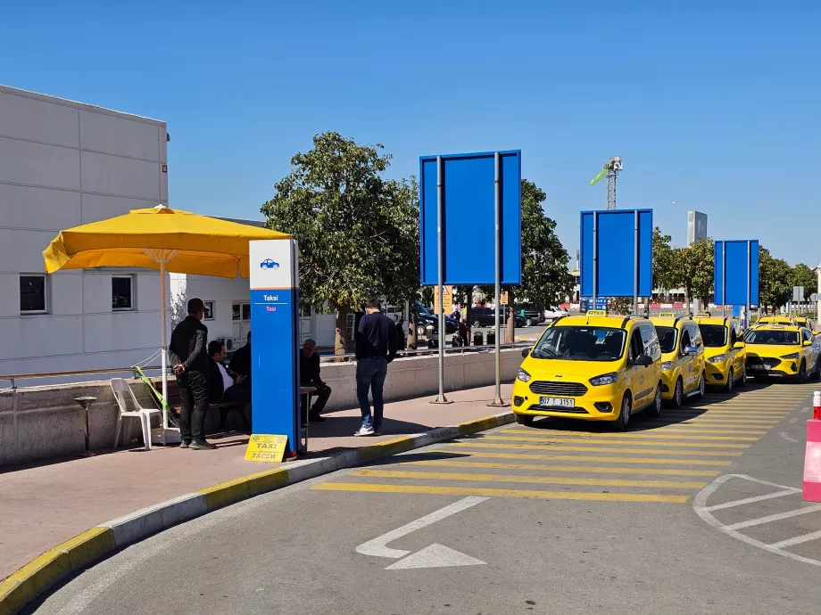 Στάση ταξί μπροστά από τον τερματικό σταθμό 2