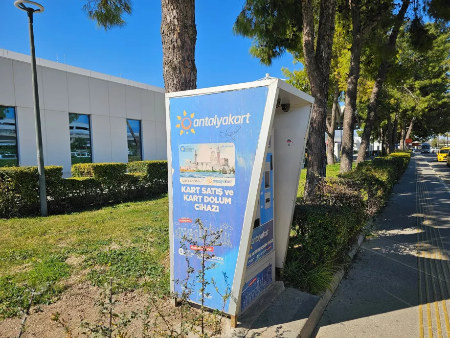 AntalyaKart μηχάνημα αυτόματης πώλησης ακριβώς έξω από τον τερματικό σταθμό 1