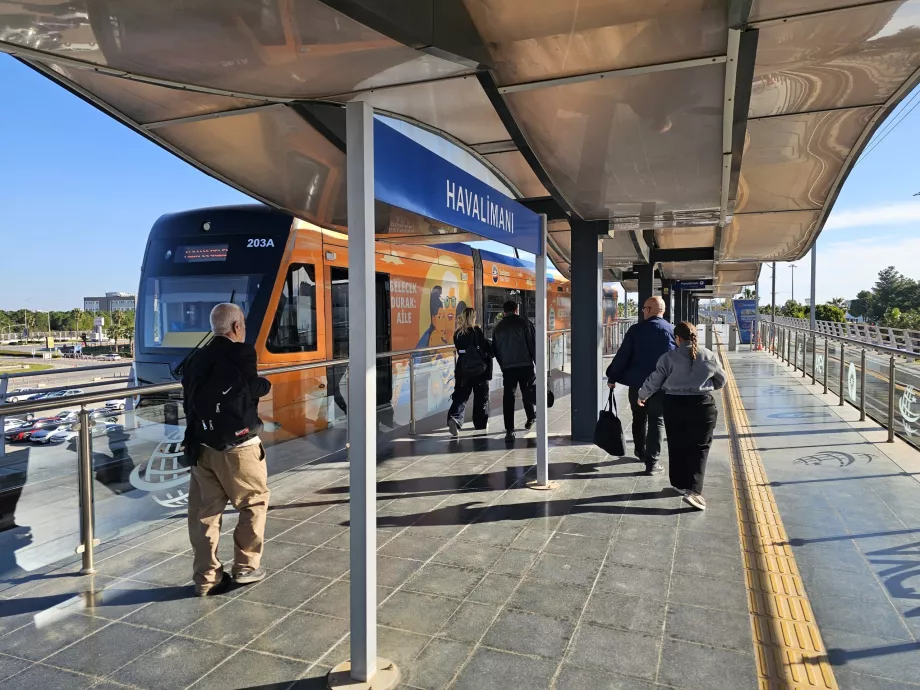 Στάση τραμ μπροστά από τον τερματικό σταθμό 1