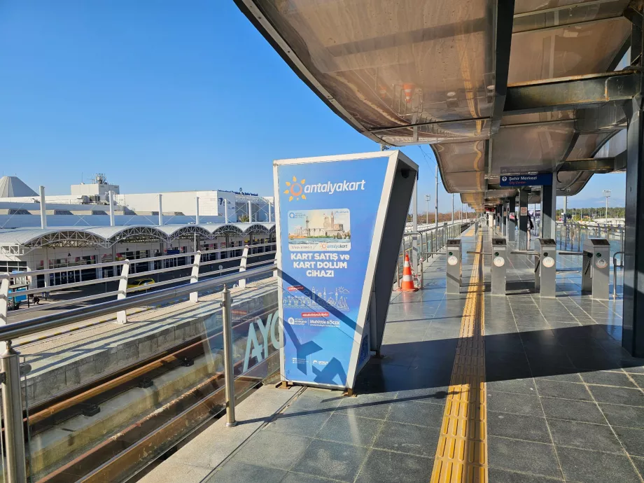 Αυτόματο μηχάνημα έκδοσης εισιτηρίων στη στάση του τραμ