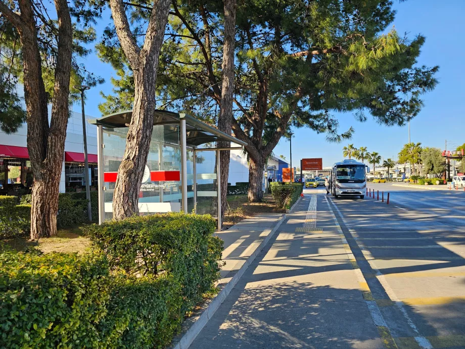 Στάση αστικού λεωφορείου μπροστά από τον τερματικό σταθμό 1