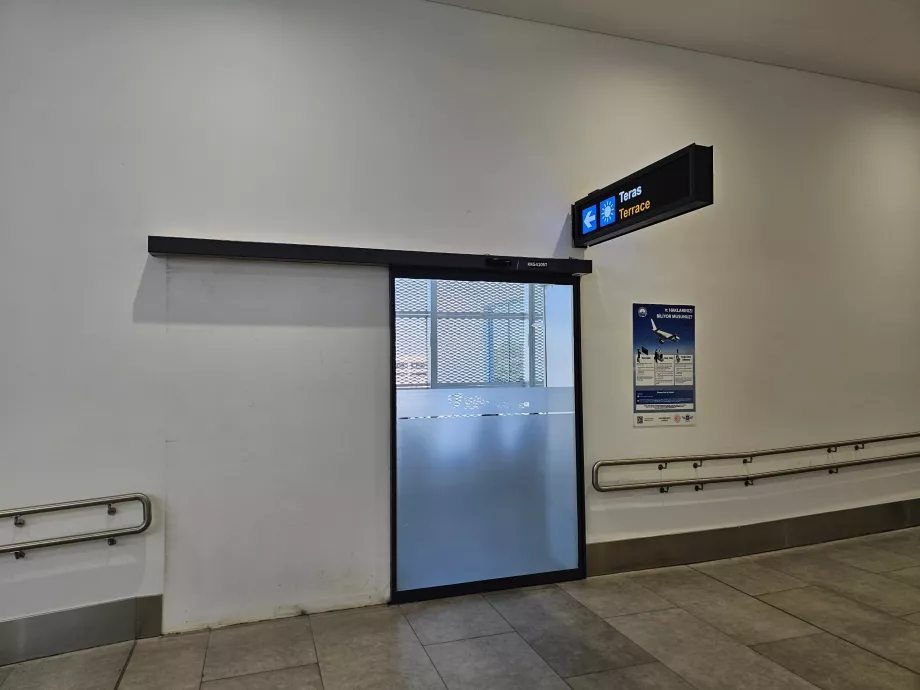 Ταράτσα για καπνίζοντες μετά τον έλεγχο ασφαλείας