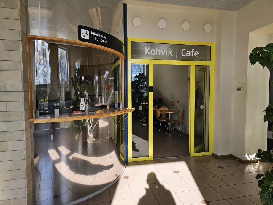 Καφετέρια στο δημόσιο τμήμα του τερματικού σταθμού