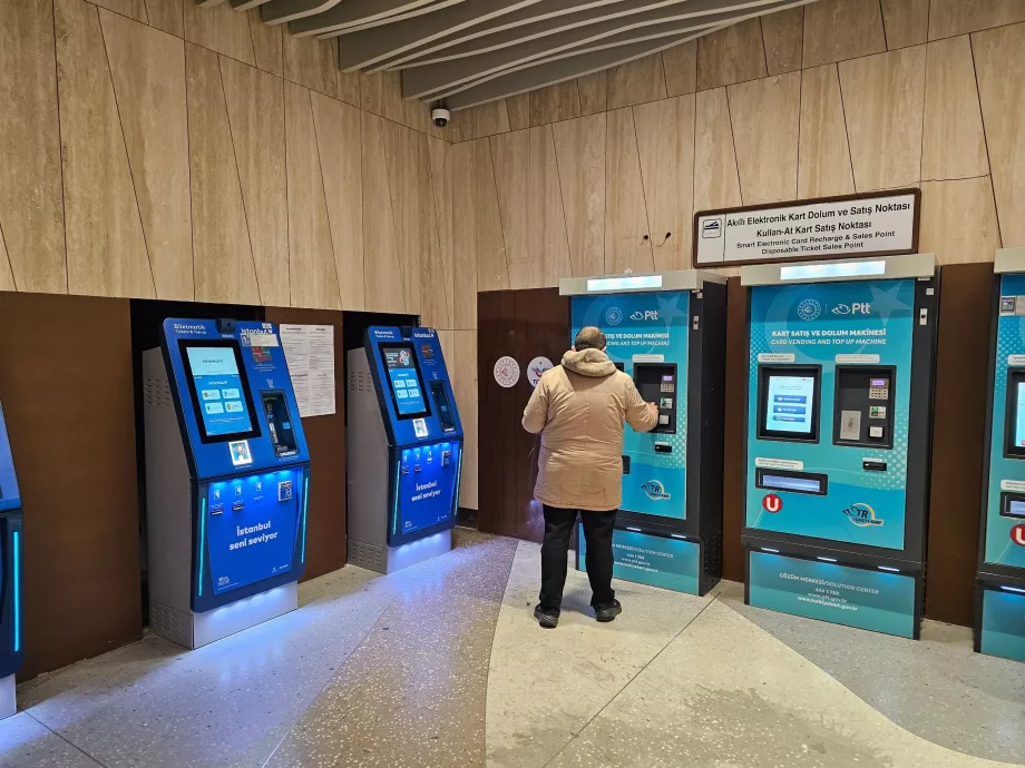 Μπλε μηχανήματα στα αριστερά - Istanbulkart- μπλε μηχανήματα στα δεξιά - κάρτα PTT