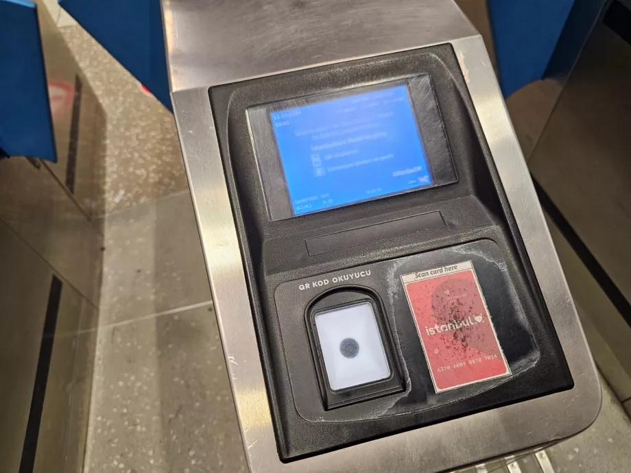 Γύρος στην είσοδο του σταθμού του μετρό