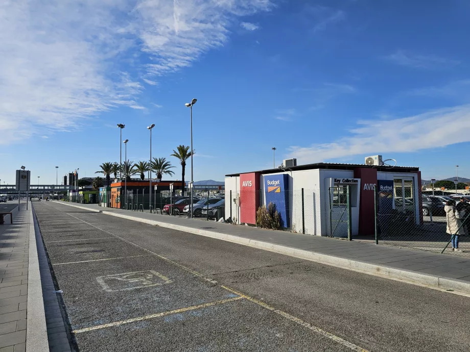 Ενοικίαση αυτοκινήτου μπροστά από τον τερματικό σταθμό 2