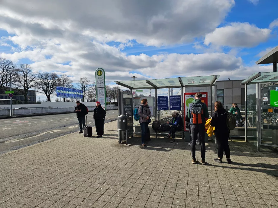 Στάση λεωφορείου 490 και μηχάνημα έκδοσης εισιτηρίων