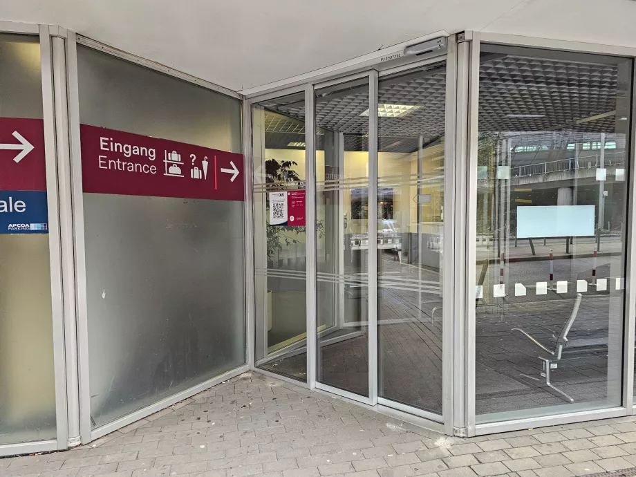 Αποθήκευση αποσκευών στο γκαράζ απέναντι από τον τερματικό σταθμό