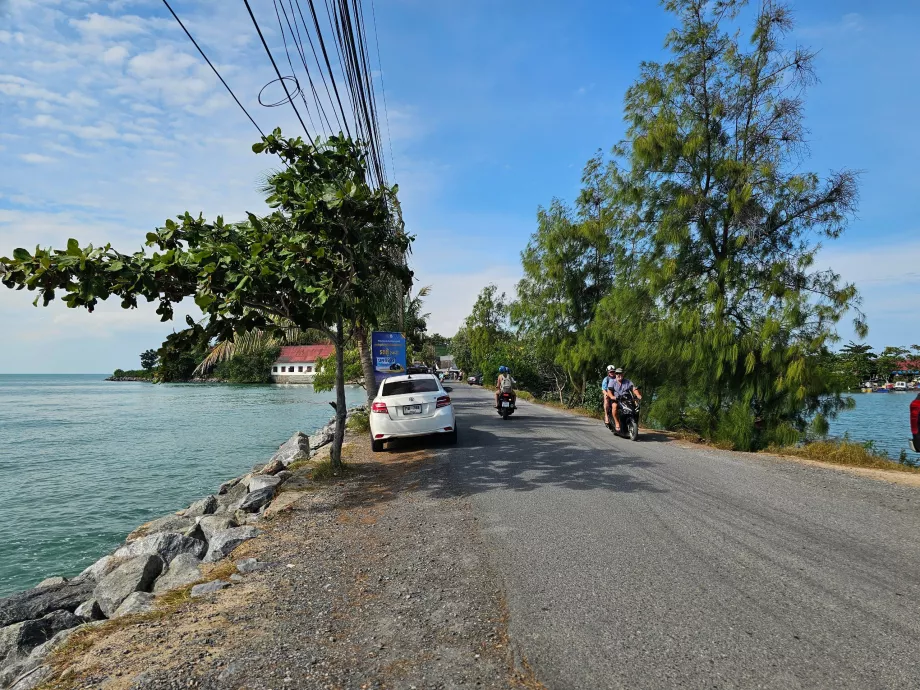 Δρόμος προς το Wat Phra Yai και χώρος στάθμευσης