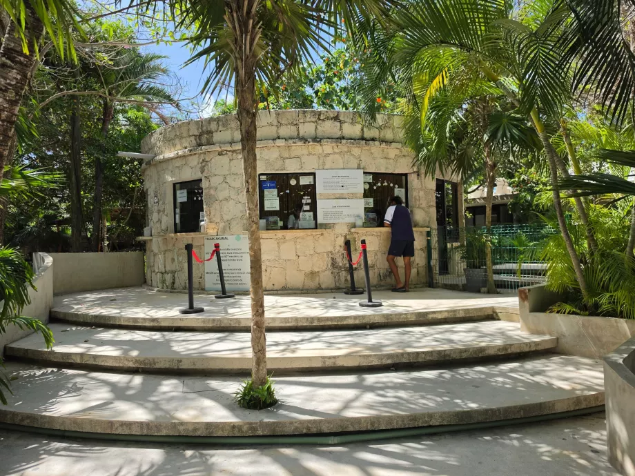 Εκδοτήριο εισιτηρίων για την παραλία του Ακουμάλ