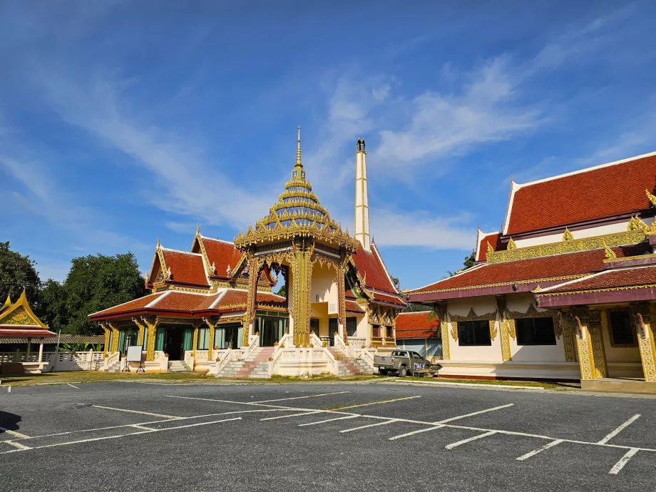 Wat Plai Laem, χώρος στάθμευσης