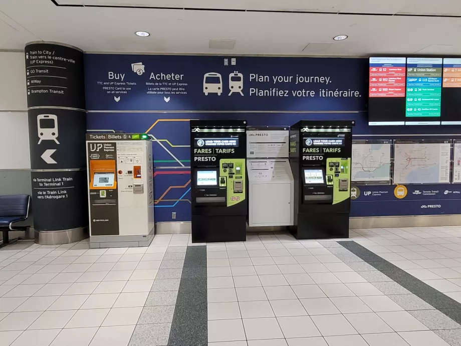 Μηχανήματα έκδοσης εισιτηρίων. Το τρένο UP Express στα αριστερά, τα λεωφορεία στα δεξιά