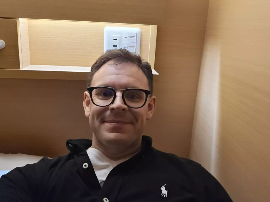 Εγώ ξαπλωμένος σε μια κάψουλα