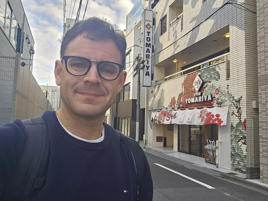 Εγώ μπροστά από το ξενοδοχείο Tomariya