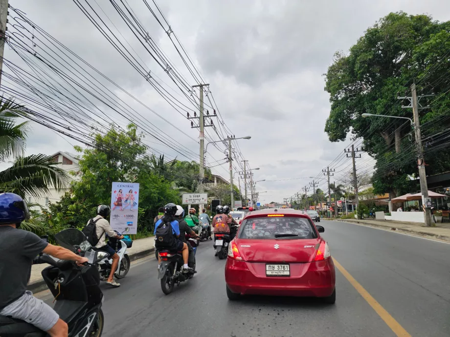 Κυκλοφορία στον κεντρικό δρόμο γύρω από το νησί