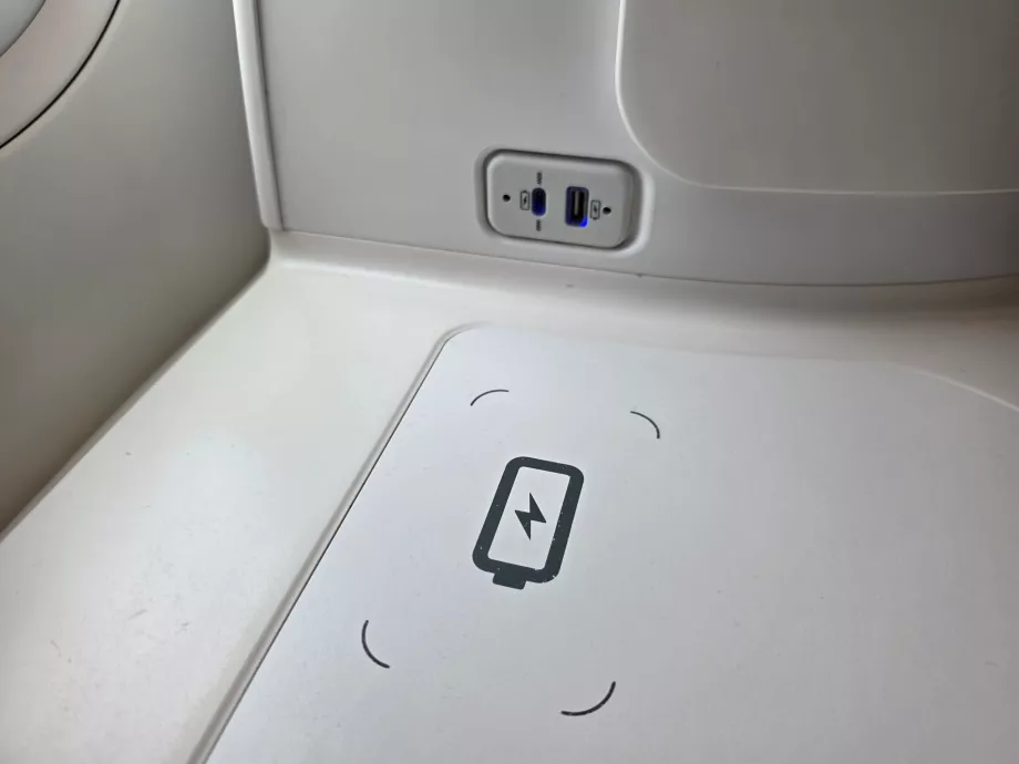 Ασύρματη φόρτιση και θύρες USB