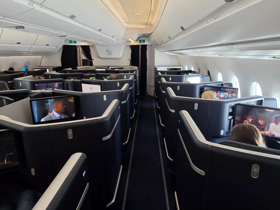 Άποψη της καμπίνας της business class κατά τη διάρκεια μιας πτήσης