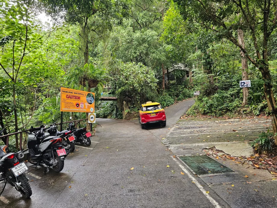 Χώρος στάθμευσης αυτοκινήτων και σκούτερ