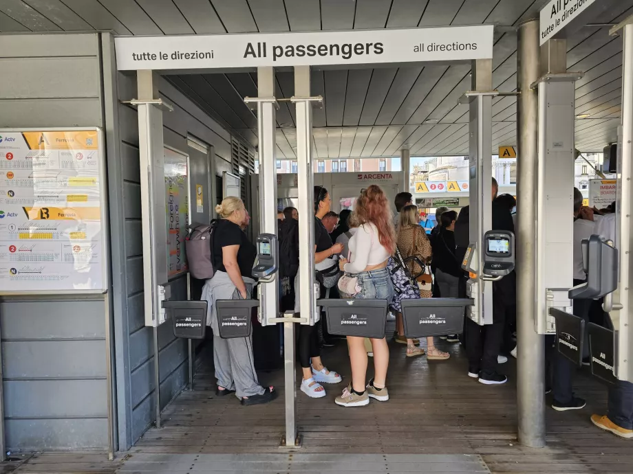 Περιθώρια στην είσοδο της αποβάθρας μπροστά από το σταθμό