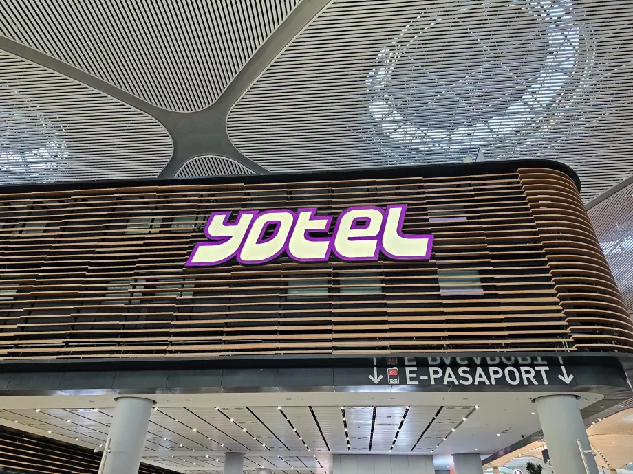 Yotel, δημόσιο μέρος