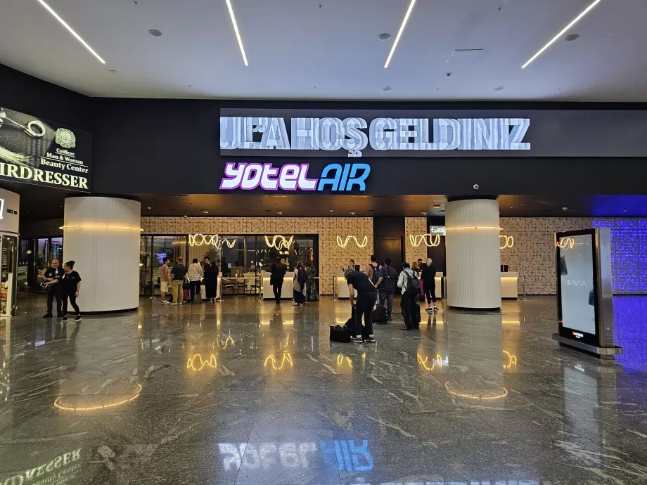 Yotelair, είσοδος από την πλευρά του αεροδρομίου