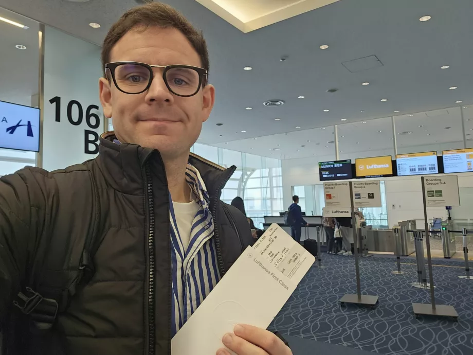 Εγώ με την κάρτα επιβίβασης της Πρώτης Θέσης