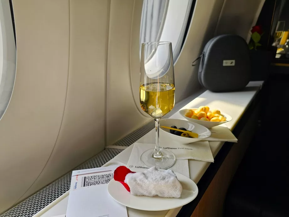 Ποτό καλωσορίσματος, καρύδια macadamia και ελιές