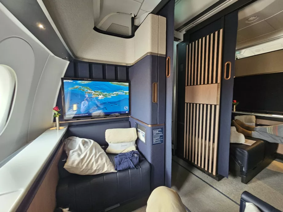 Άποψη του στενού και της διπλής διπλής σουίτας 1D/1E - ανοιχτή πόρτα