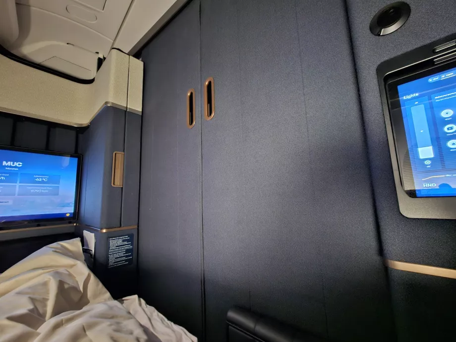 Η κλειστή πόρτα της σουίτας μου