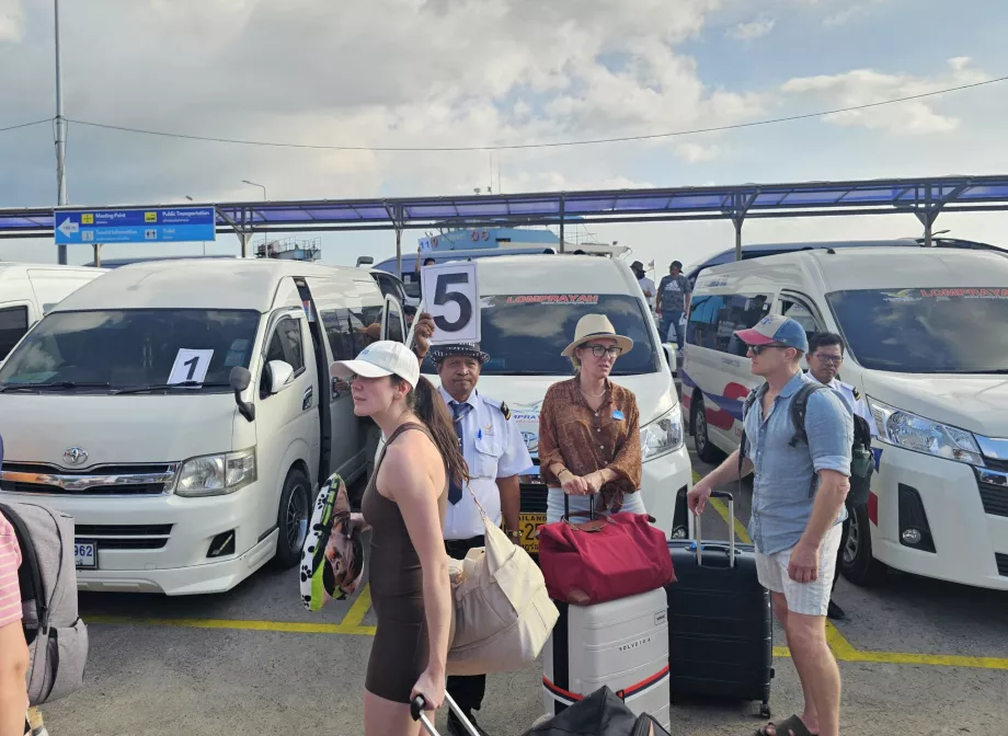 Μίνι βαν στην προβλήτα Nathon