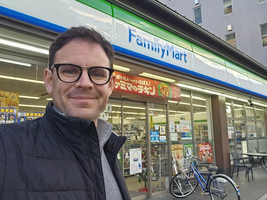 Εγώ μπροστά από το Family Mart