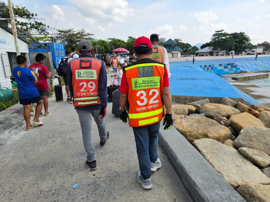 Ταξί Ποδήλατο, οδηγοί περιμένουν στην αποβάθρα