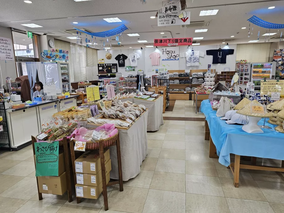 Κατάστημα αναμνηστικών στη μαρίνα