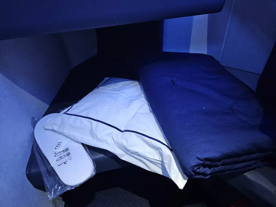 Μαξιλάρι, κουβέρτα και παντόφλες