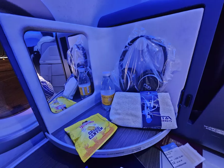 Πίνακας ανοίγματος με καθρέφτη, ακουστικά, μπισκότα και νερό