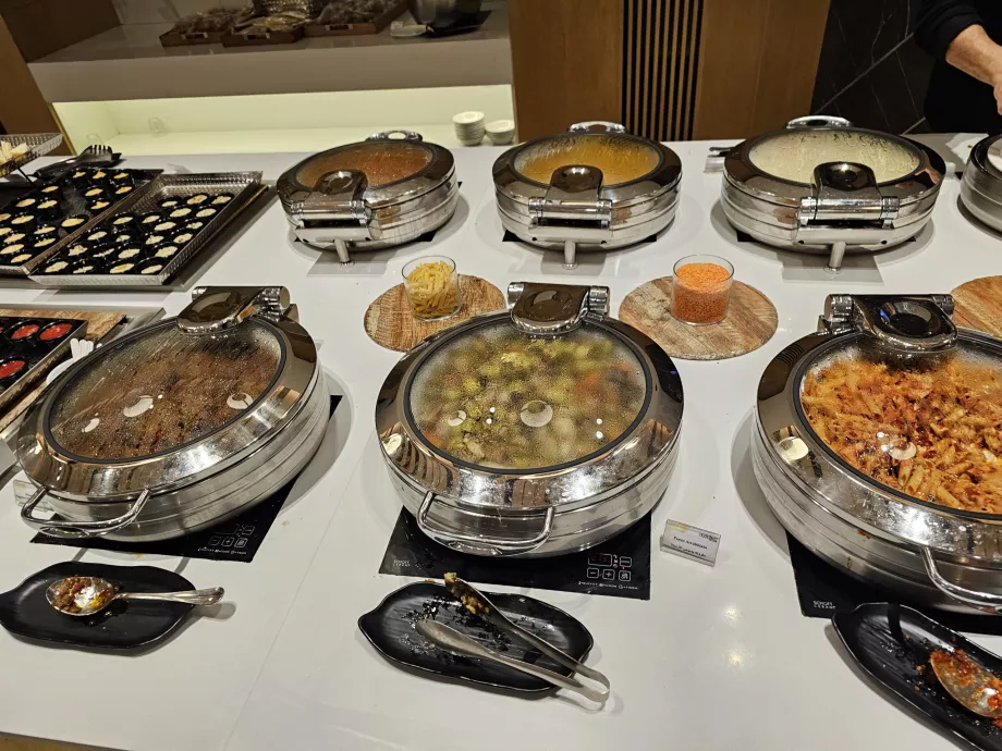 Ahlein Lounge, μενού ζεστού φαγητού