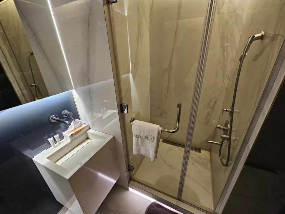 Ahlein Lounge, ντους