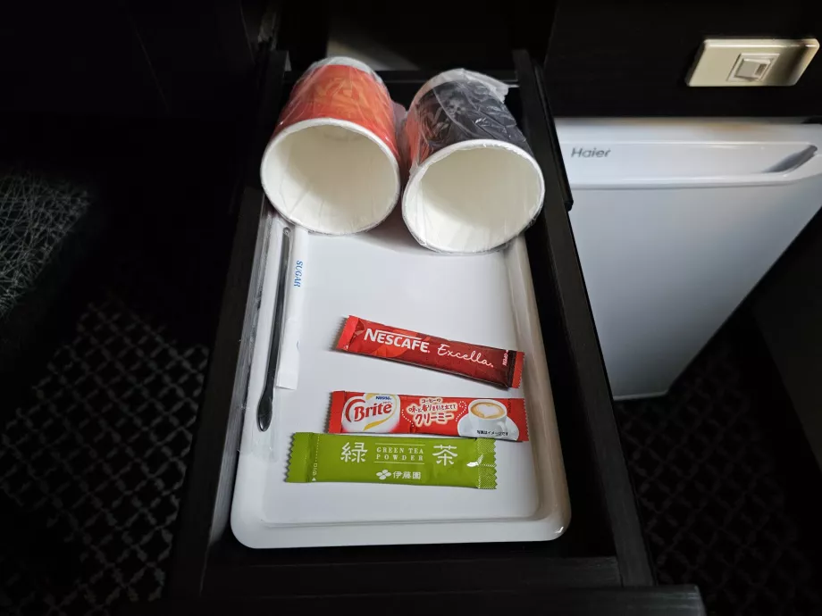 Στιγμιαίος καφές και πράσινο τσάι