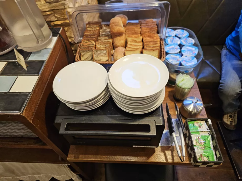 Πρωινό - γλυκά και γιαούρτι