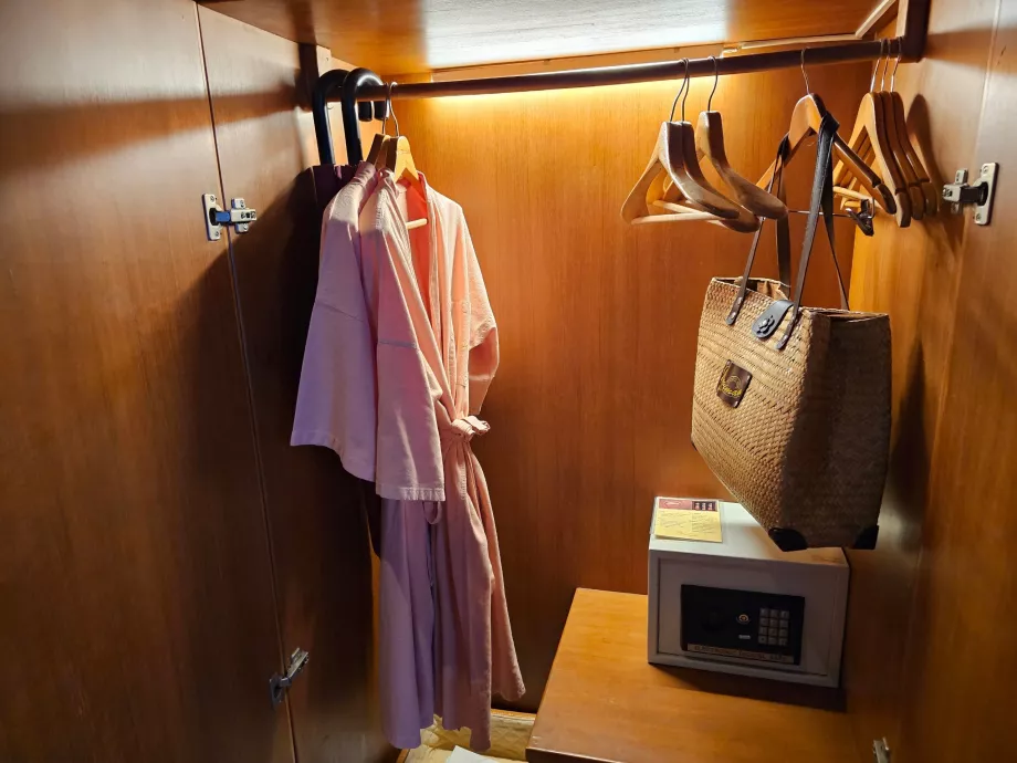 Μπουρνούζια και χρηματοκιβώτιο