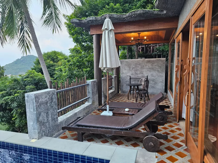 Ταράτσα με ξαπλώστρες