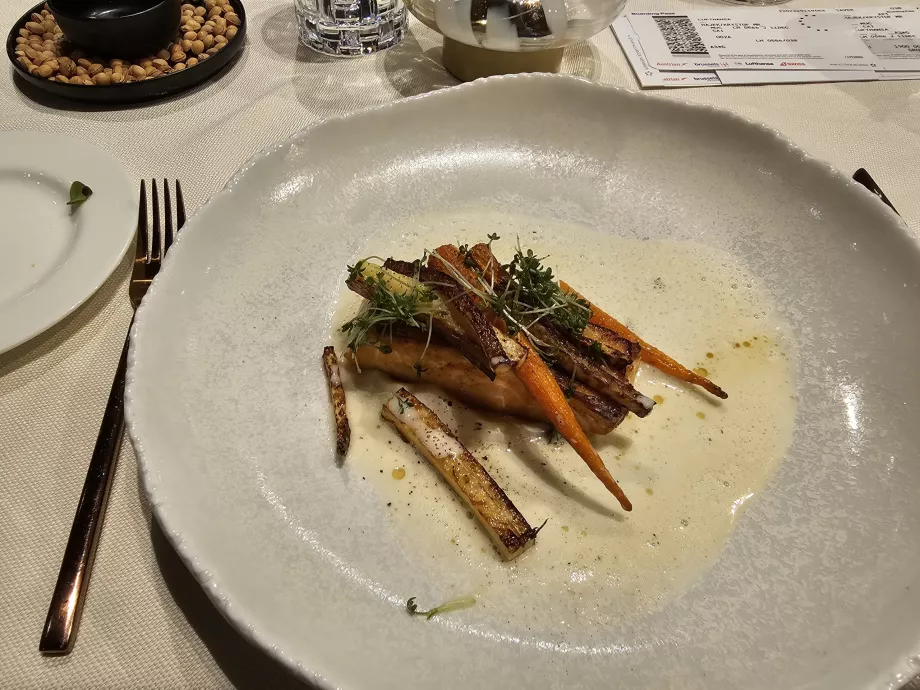 Σαλόνι Πρώτης Θέσης (Κεντρικός Αεροσταθμός) - κύριο γεύμα a la carte