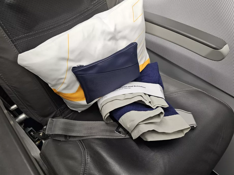 Μαξιλάρι, σετ ανέσεων, κουβέρτα