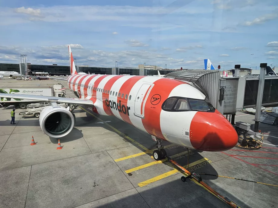 Κόκκινο Airbus A320 Condor