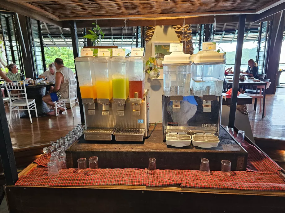 Πρωινό: νερό και χυμοί φρούτων