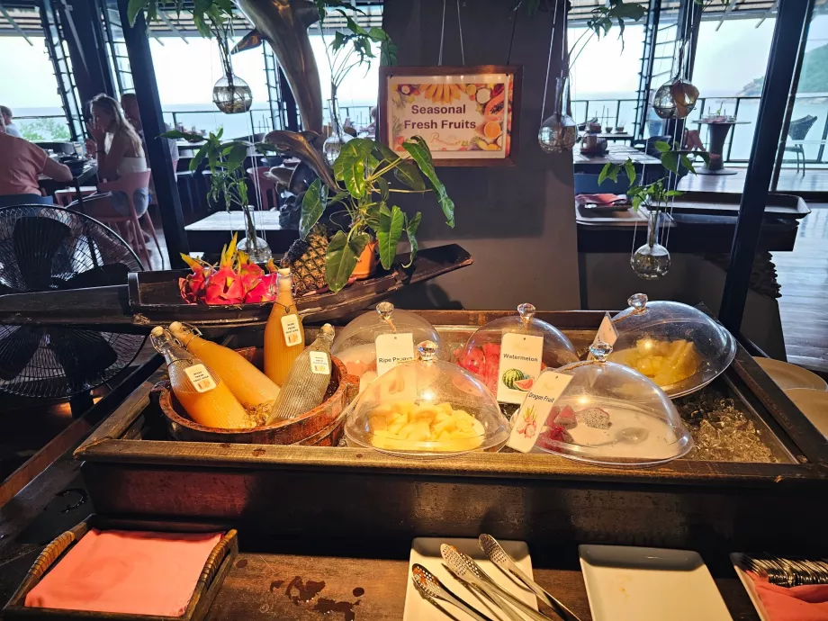 Πρωινό: χυμοί και φρέσκα